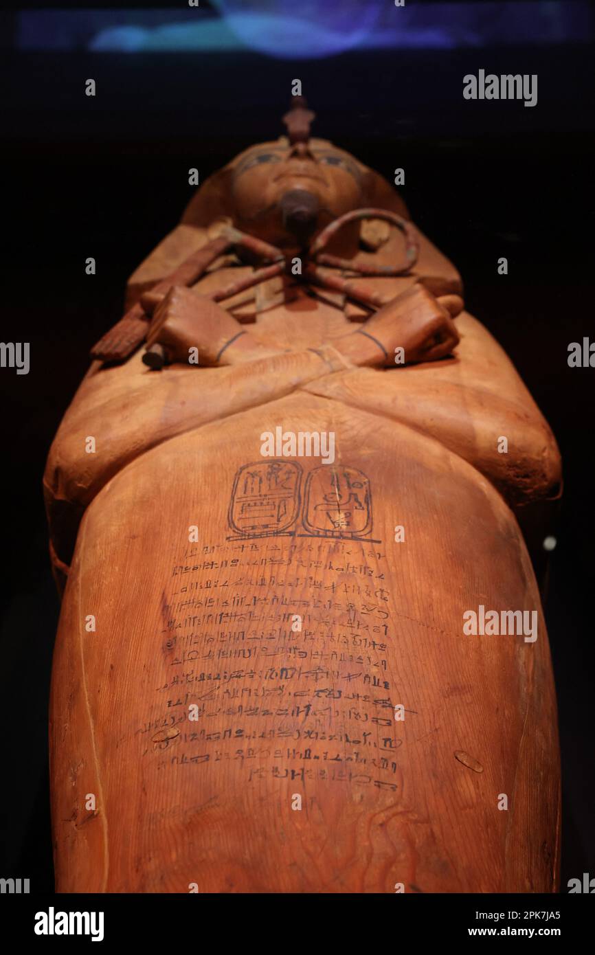 Paris, Frankreich, 6. April 2023, die Ausstellung „Ramses the Great and the Gold of the Pharaohs“ im Grande Halle de la Villette in Paris, Frankreich, wird am 6. April 2023 vom 7. April bis 6. September geöffnet. Es werden etwa 180 außergewöhnliche Werke gezeigt, darunter der berühmte Schatz von Tanis und die goldene Halskette von Psusenes I oder der Sarkophag von Pharao Ramses II Foto von Jerome Domine/ABACAPRESS.COM Kredit: Abaca Press/Alamy Live News Stockfoto