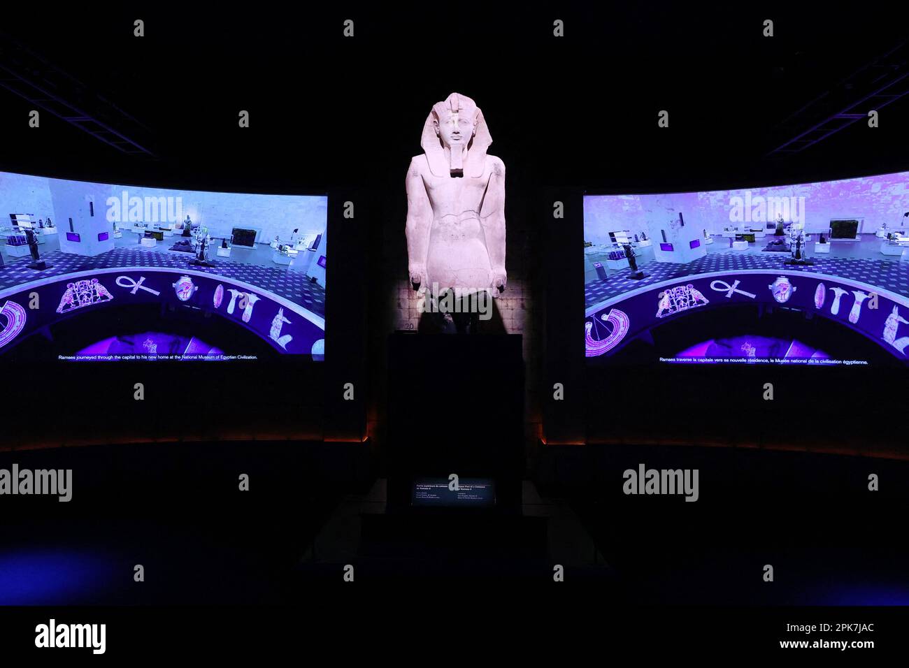 Paris, Frankreich, 6. April 2023, die Ausstellung „Ramses the Great and the Gold of the Pharaohs“ im Grande Halle de la Villette in Paris, Frankreich, wird am 6. April 2023 vom 7. April bis 6. September geöffnet. Es werden etwa 180 außergewöhnliche Werke gezeigt, darunter der berühmte Schatz von Tanis und die goldene Halskette von Psusenes I oder der Sarkophag von Pharao Ramses II Foto von Jerome Domine/ABACAPRESS.COM Kredit: Abaca Press/Alamy Live News Stockfoto