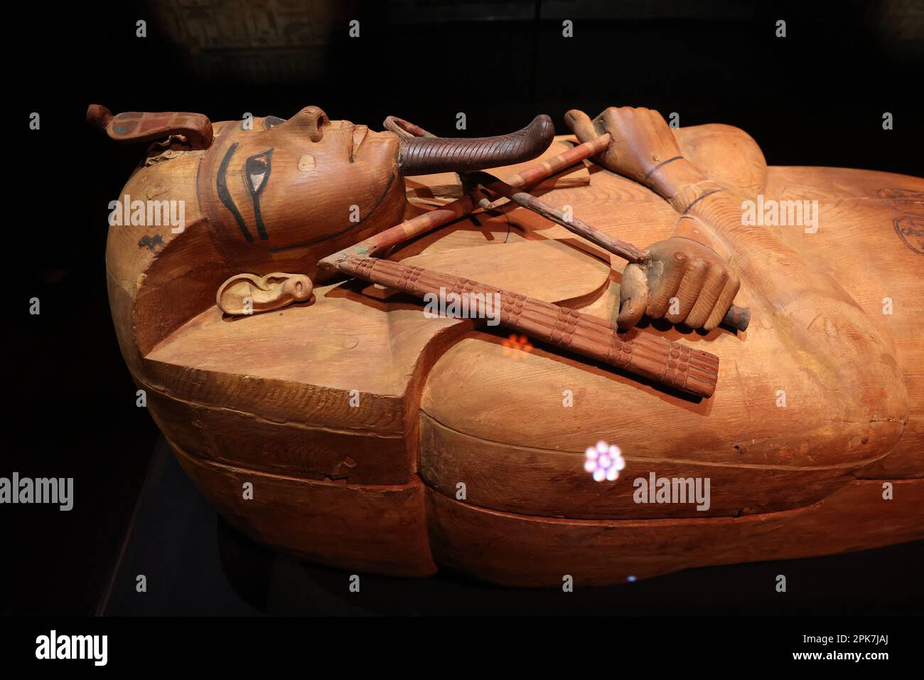 Paris, Frankreich, 6. April 2023, die Ausstellung „Ramses the Great and the Gold of the Pharaohs“ im Grande Halle de la Villette in Paris, Frankreich, wird am 6. April 2023 vom 7. April bis 6. September geöffnet. Es werden etwa 180 außergewöhnliche Werke gezeigt, darunter der berühmte Schatz von Tanis und die goldene Halskette von Psusenes I oder der Sarkophag von Pharao Ramses II Foto von Jerome Domine/ABACAPRESS.COM Kredit: Abaca Press/Alamy Live News Stockfoto