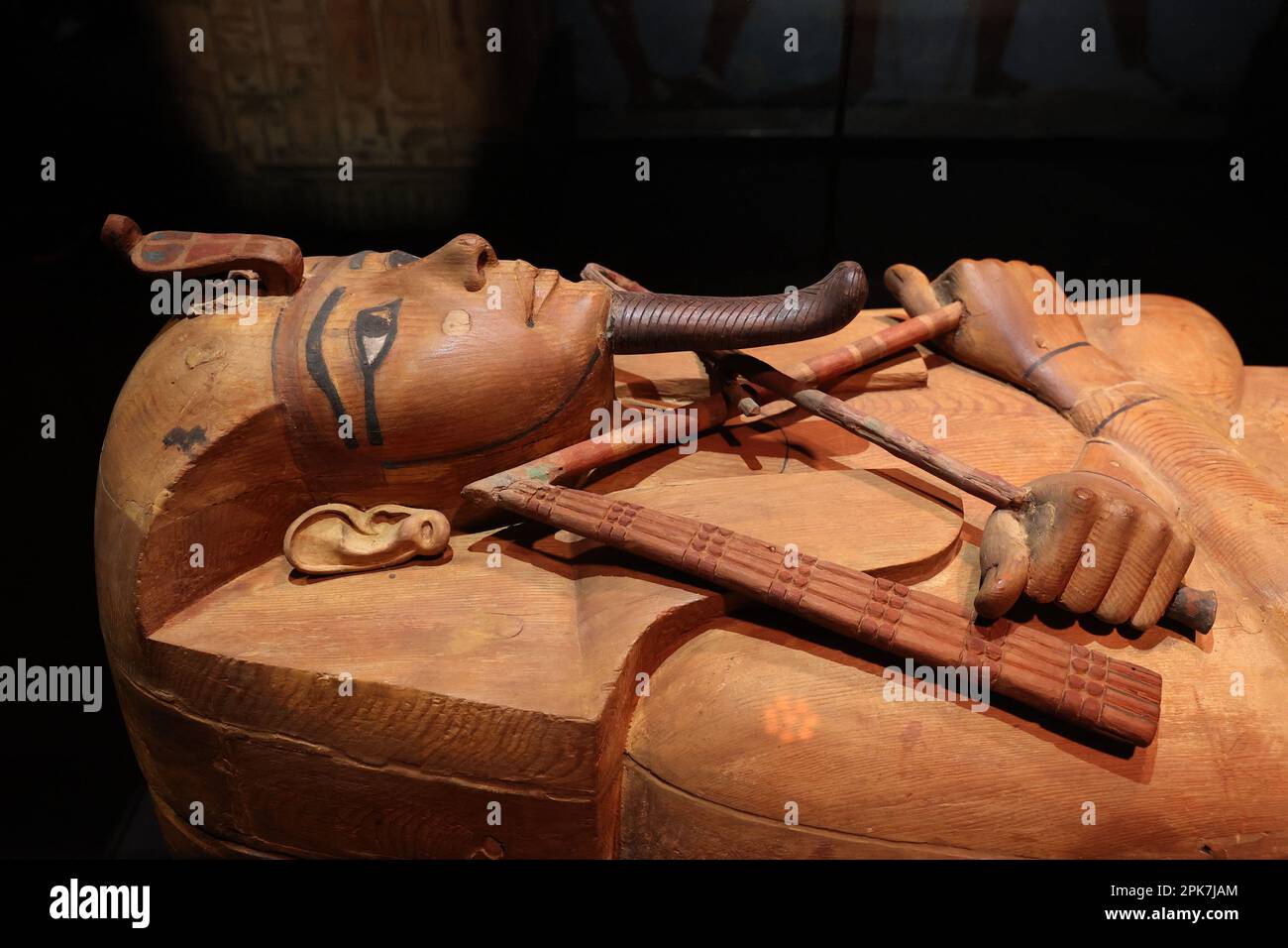 Paris, Frankreich, 6. April 2023, die Ausstellung „Ramses the Great and the Gold of the Pharaohs“ im Grande Halle de la Villette in Paris, Frankreich, wird am 6. April 2023 vom 7. April bis 6. September geöffnet. Es werden etwa 180 außergewöhnliche Werke gezeigt, darunter der berühmte Schatz von Tanis und die goldene Halskette von Psusenes I oder der Sarkophag von Pharao Ramses II Foto von Jerome Domine/ABACAPRESS.COM Kredit: Abaca Press/Alamy Live News Stockfoto