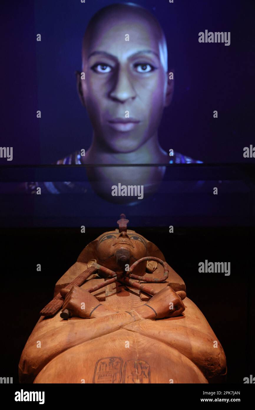 Paris, Frankreich, 6. April 2023, die Ausstellung „Ramses the Great and the Gold of the Pharaohs“ im Grande Halle de la Villette in Paris, Frankreich, wird am 6. April 2023 vom 7. April bis 6. September geöffnet. Es werden etwa 180 außergewöhnliche Werke gezeigt, darunter der berühmte Schatz von Tanis und die goldene Halskette von Psusenes I oder der Sarkophag von Pharao Ramses II Foto von Jerome Domine/ABACAPRESS.COM Kredit: Abaca Press/Alamy Live News Stockfoto