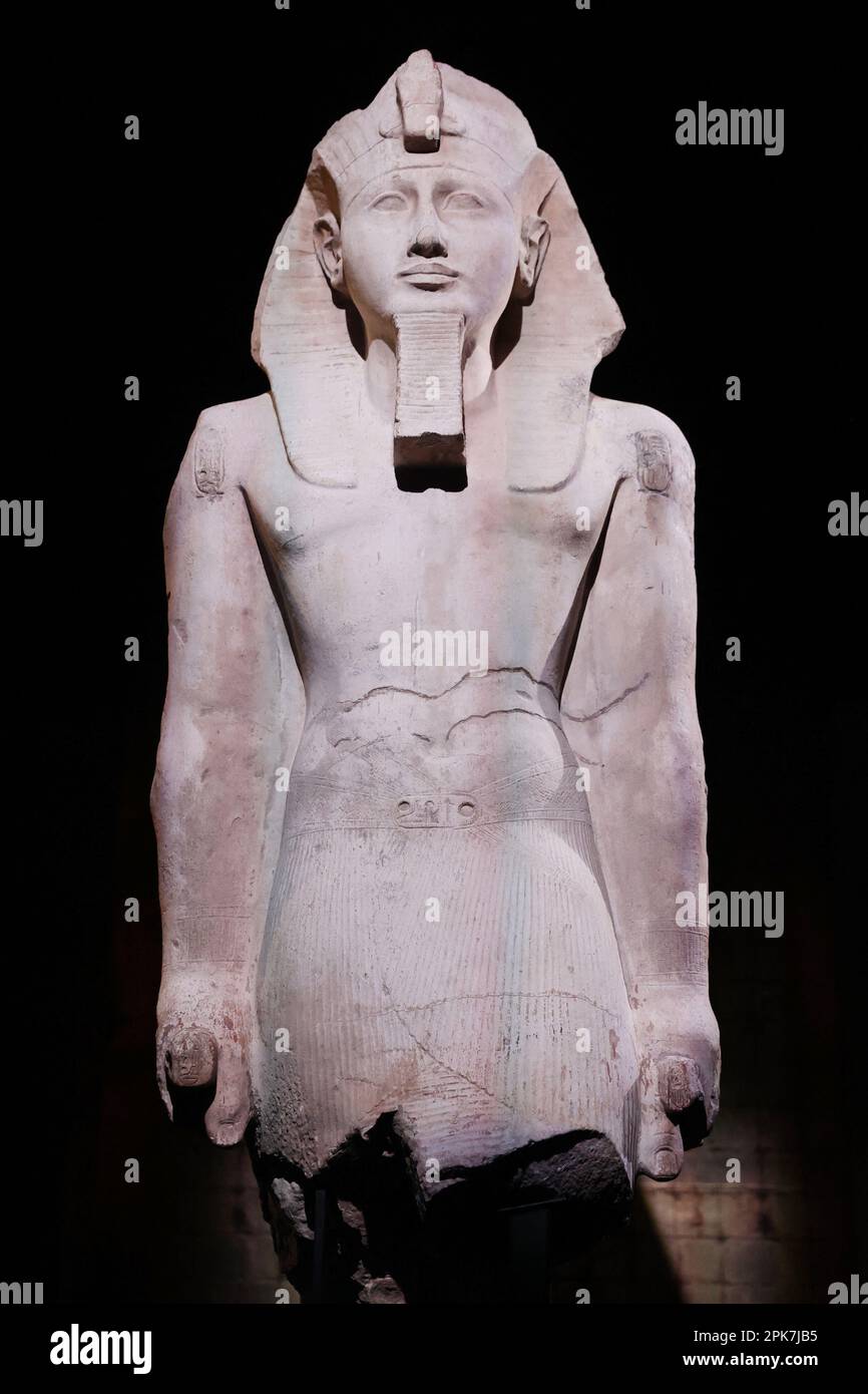 Paris, Frankreich, 6. April 2023, die Ausstellung „Ramses the Great and the Gold of the Pharaohs“ im Grande Halle de la Villette in Paris, Frankreich, wird am 6. April 2023 vom 7. April bis 6. September geöffnet. Es werden etwa 180 außergewöhnliche Werke gezeigt, darunter der berühmte Schatz von Tanis und die goldene Halskette von Psusenes I oder der Sarkophag von Pharao Ramses II Foto von Jerome Domine/ABACAPRESS.COM Kredit: Abaca Press/Alamy Live News Stockfoto