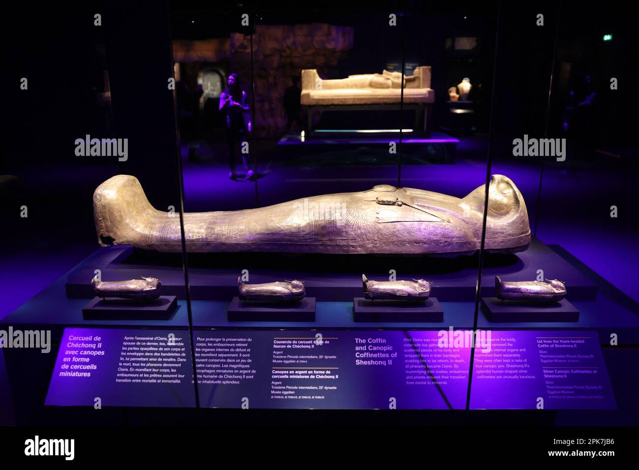 Paris, Frankreich, 6. April 2023, die Ausstellung „Ramses the Great and the Gold of the Pharaohs“ im Grande Halle de la Villette in Paris, Frankreich, wird am 6. April 2023 vom 7. April bis 6. September geöffnet. Es werden etwa 180 außergewöhnliche Werke gezeigt, darunter der berühmte Schatz von Tanis und die goldene Halskette von Psusenes I oder der Sarkophag von Pharao Ramses II Foto von Jerome Domine/ABACAPRESS.COM Kredit: Abaca Press/Alamy Live News Stockfoto