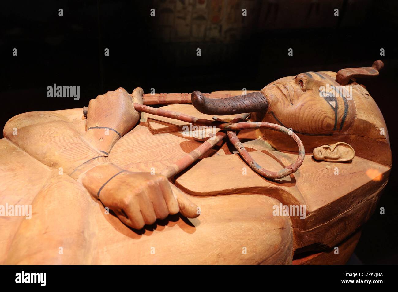 Paris, Frankreich, 6. April 2023, die Ausstellung „Ramses the Great and the Gold of the Pharaohs“ im Grande Halle de la Villette in Paris, Frankreich, wird am 6. April 2023 vom 7. April bis 6. September geöffnet. Es werden etwa 180 außergewöhnliche Werke gezeigt, darunter der berühmte Schatz von Tanis und die goldene Halskette von Psusenes I oder der Sarkophag von Pharao Ramses II Foto von Jerome Domine/ABACAPRESS.COM Kredit: Abaca Press/Alamy Live News Stockfoto