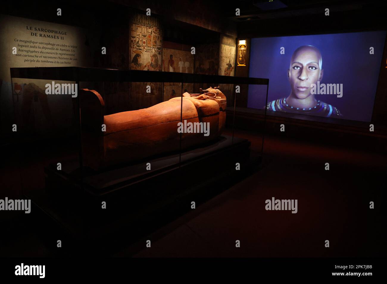 Paris, Frankreich, 6. April 2023, die Ausstellung „Ramses the Great and the Gold of the Pharaohs“ im Grande Halle de la Villette in Paris, Frankreich, wird am 6. April 2023 vom 7. April bis 6. September geöffnet. Es werden etwa 180 außergewöhnliche Werke gezeigt, darunter der berühmte Schatz von Tanis und die goldene Halskette von Psusenes I oder der Sarkophag von Pharao Ramses II Foto von Jerome Domine/ABACAPRESS.COM Kredit: Abaca Press/Alamy Live News Stockfoto