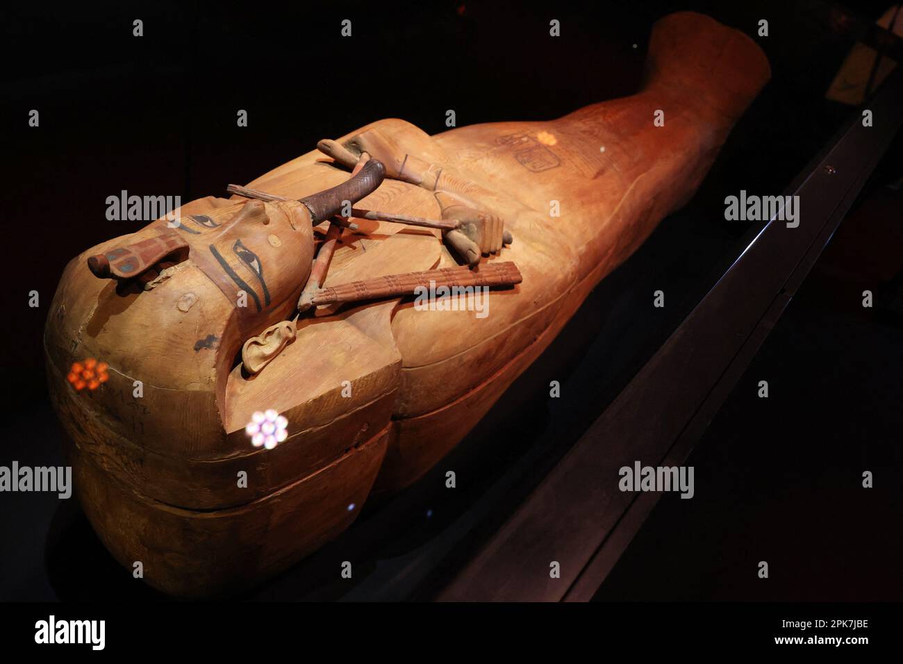 Paris, Frankreich, 6. April 2023, die Ausstellung „Ramses the Great and the Gold of the Pharaohs“ im Grande Halle de la Villette in Paris, Frankreich, wird am 6. April 2023 vom 7. April bis 6. September geöffnet. Es werden etwa 180 außergewöhnliche Werke gezeigt, darunter der berühmte Schatz von Tanis und die goldene Halskette von Psusenes I oder der Sarkophag von Pharao Ramses II Foto von Jerome Domine/ABACAPRESS.COM Kredit: Abaca Press/Alamy Live News Stockfoto