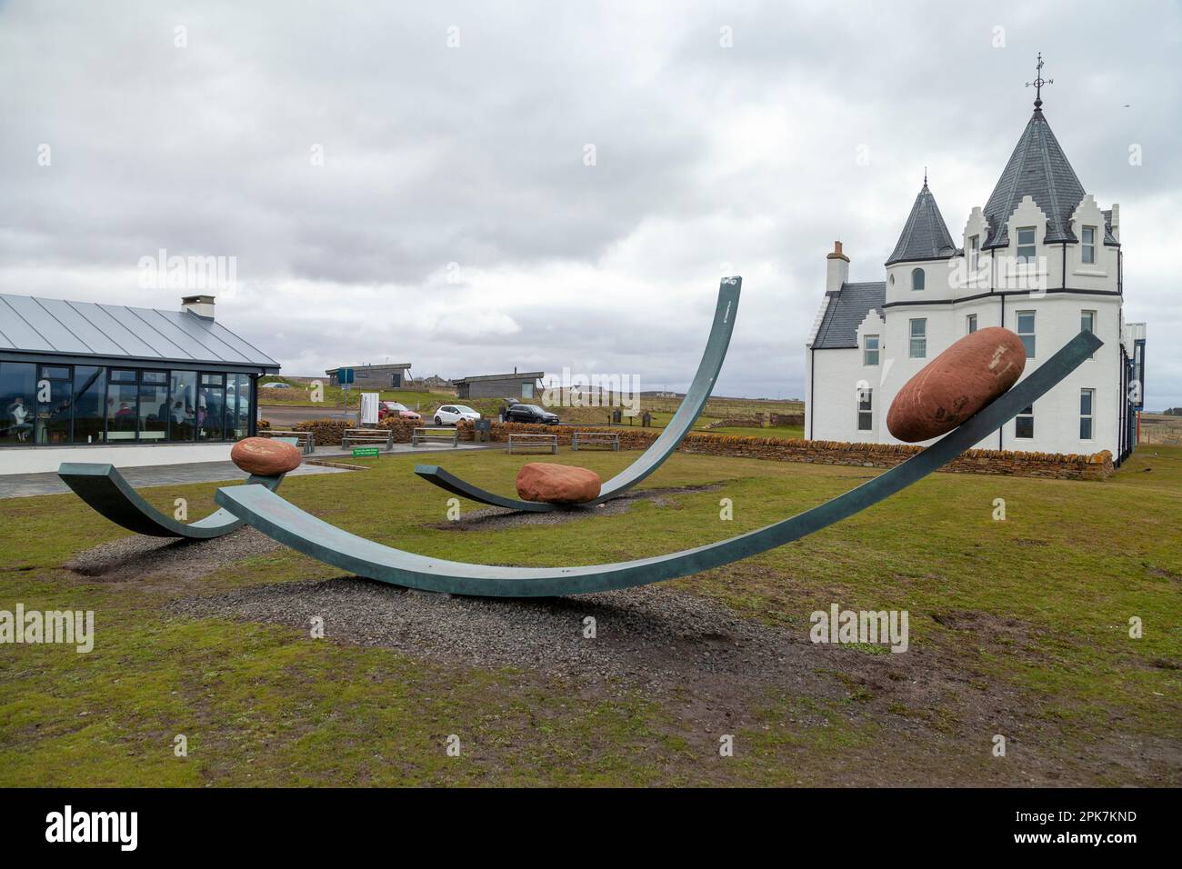 Nomadic Boulders Art Installation von den Künstlern Matthew Dalziel und Louise Scullion in Dundee, John O'Groats, Schottland Stockfoto