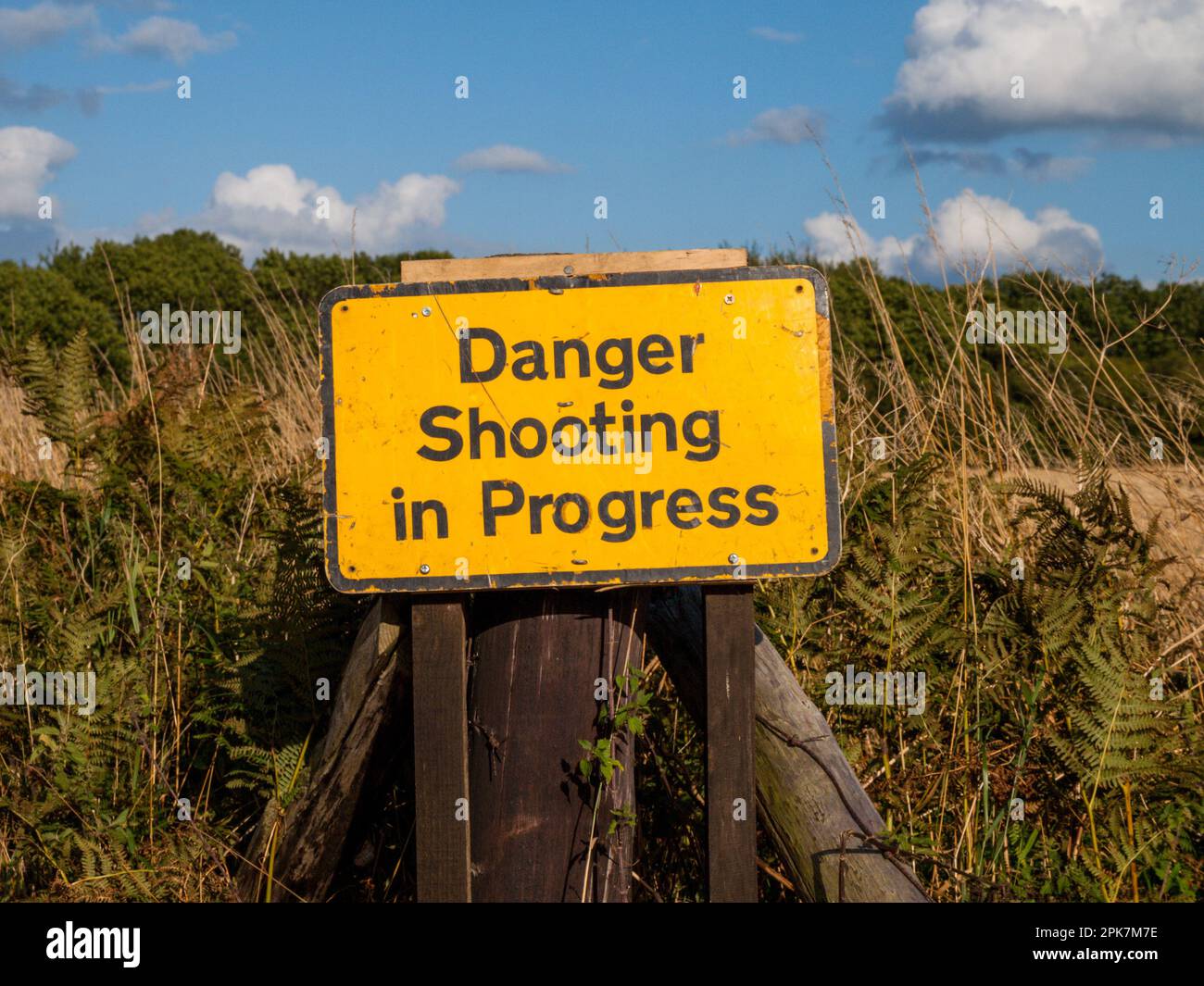 Warnschild „Schießerei läuft“, UK Stockfoto