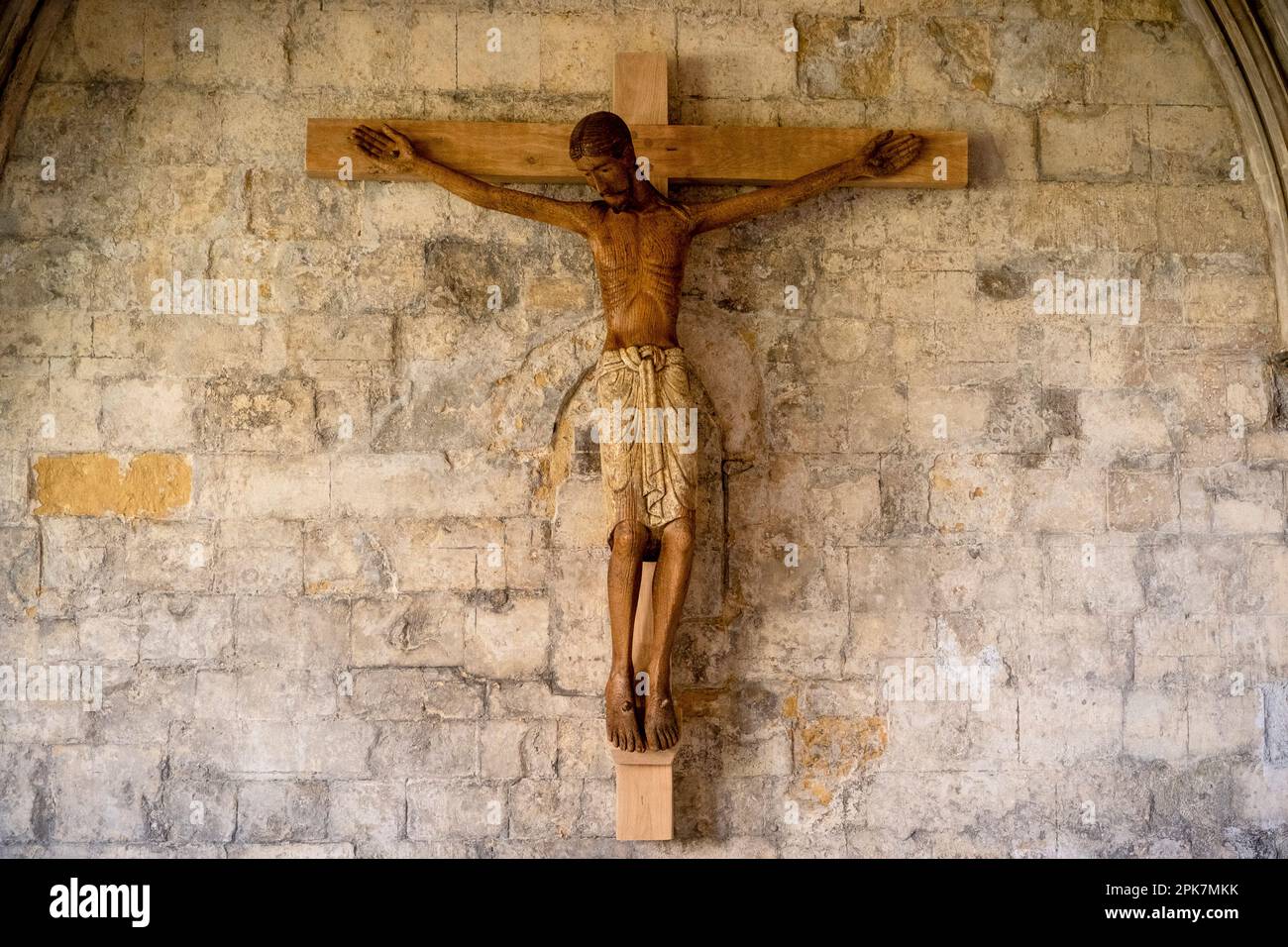 Norwich, Großbritannien, 5. April 2023 Crucifix in den Klöstern der Norwich Cathedral installiert. Der Korpus (die Figur Jesu) wurde von Handwerkern aus Holz geschnitzt Stockfoto
