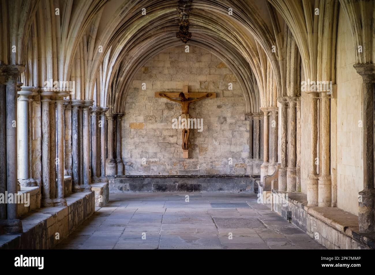 Norwich, Großbritannien, 5. April 2023 Crucifix in den Klöstern der Norwich Cathedral installiert. Der Korpus (die Figur Jesu) wurde von Handwerkern aus Holz geschnitzt Stockfoto