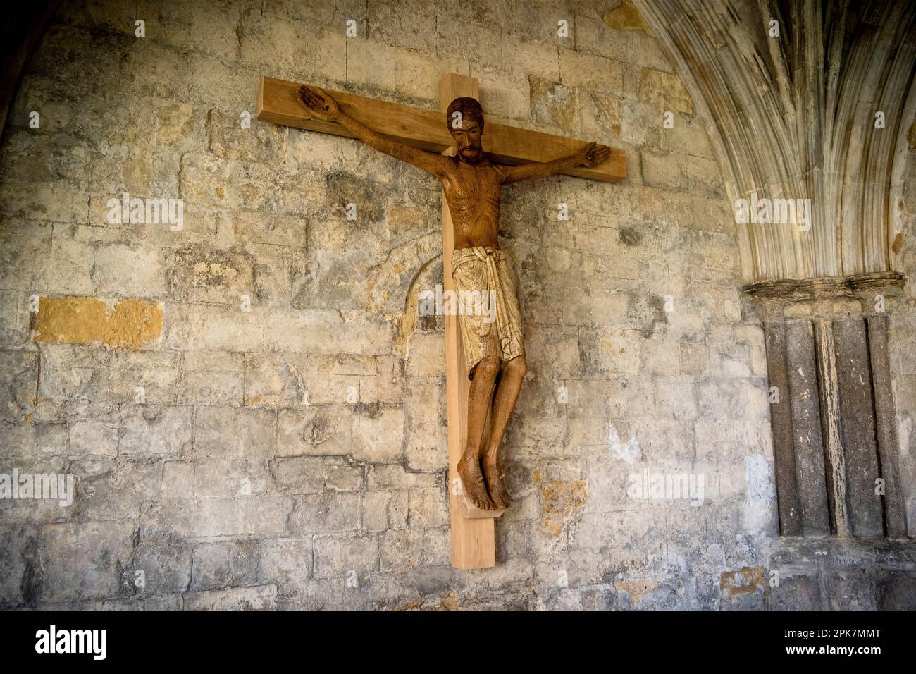 Norwich, Großbritannien, 5. April 2023 Crucifix in den Klöstern der Norwich Cathedral installiert. Der Korpus (die Figur Jesu) wurde von Handwerkern aus Holz geschnitzt Stockfoto