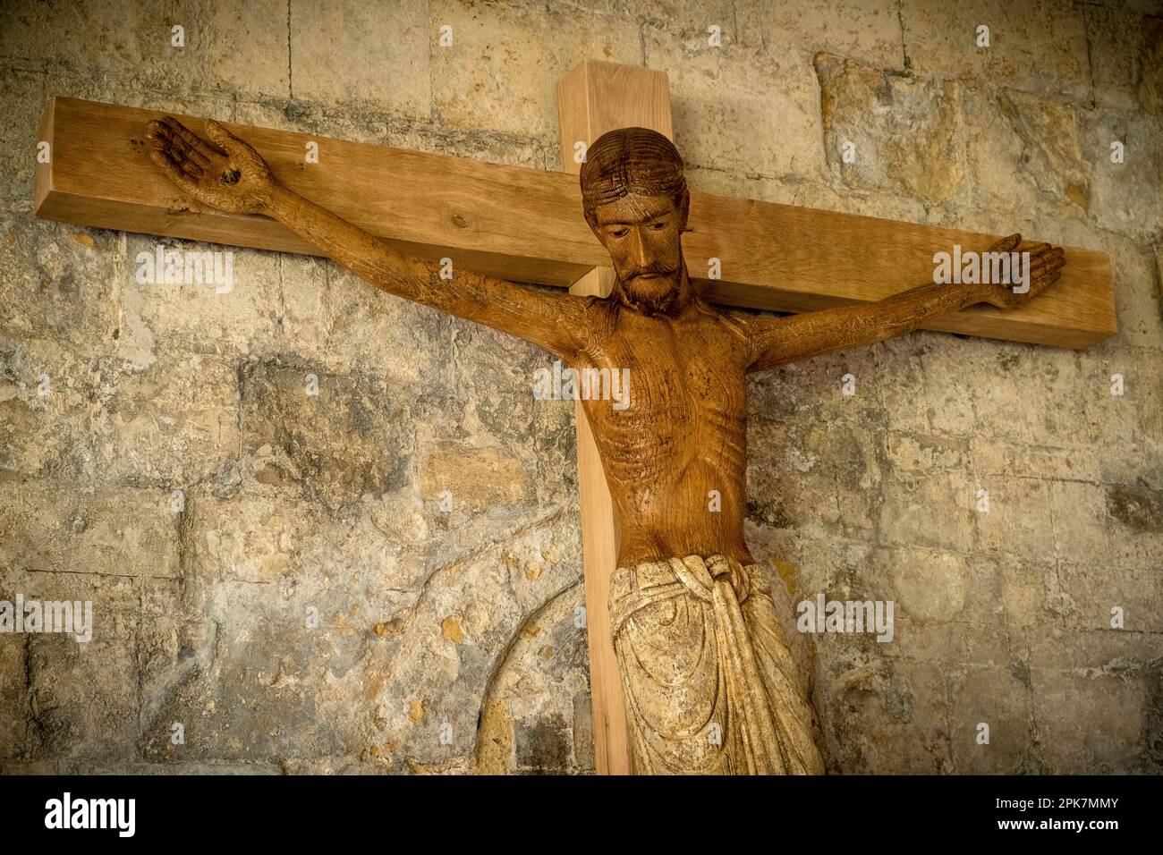 Norwich, Großbritannien, 5. April 2023 Crucifix in den Klöstern der Norwich Cathedral installiert. Der Korpus (die Figur Jesu) wurde von Handwerkern aus Holz geschnitzt Stockfoto