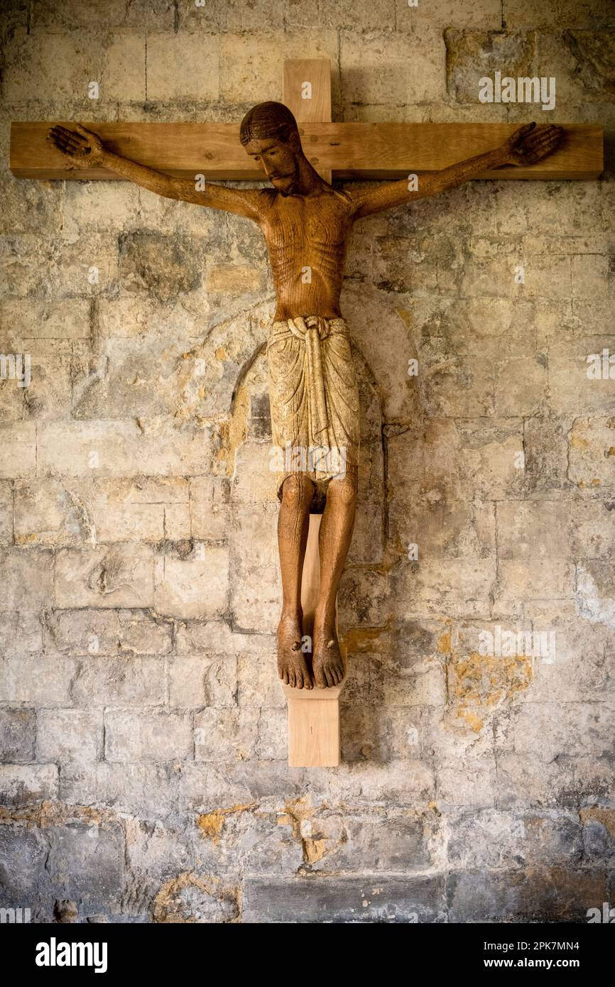 Norwich, Großbritannien, 5. April 2023 Crucifix in den Klöstern der Norwich Cathedral installiert. Der Korpus (die Figur Jesu) wurde von Handwerkern aus Holz geschnitzt Stockfoto