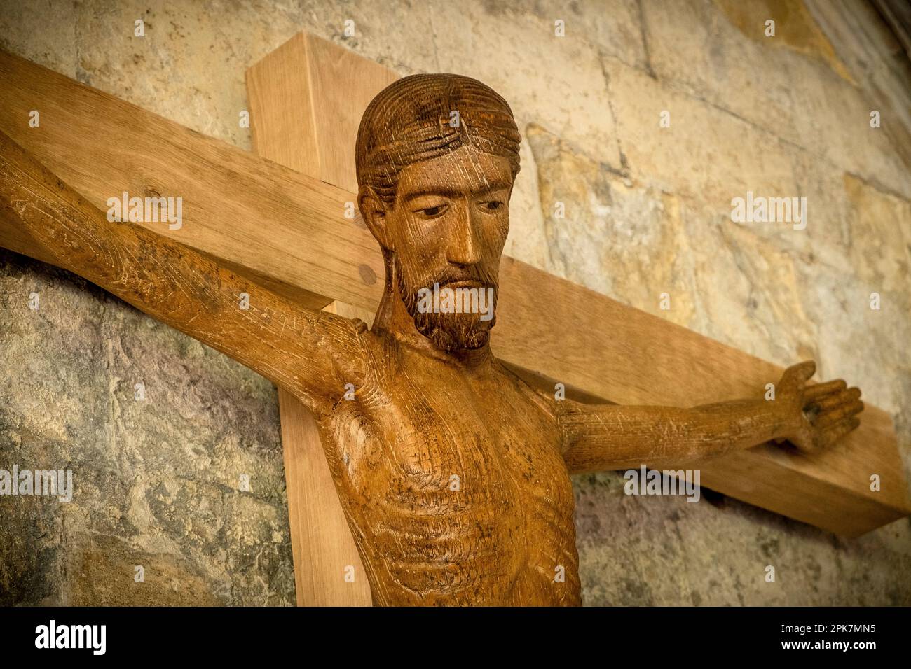 Norwich, Großbritannien, 5. April 2023 Crucifix in den Klöstern der Norwich Cathedral installiert. Der Korpus (die Figur Jesu) wurde von Handwerkern aus Holz geschnitzt Stockfoto