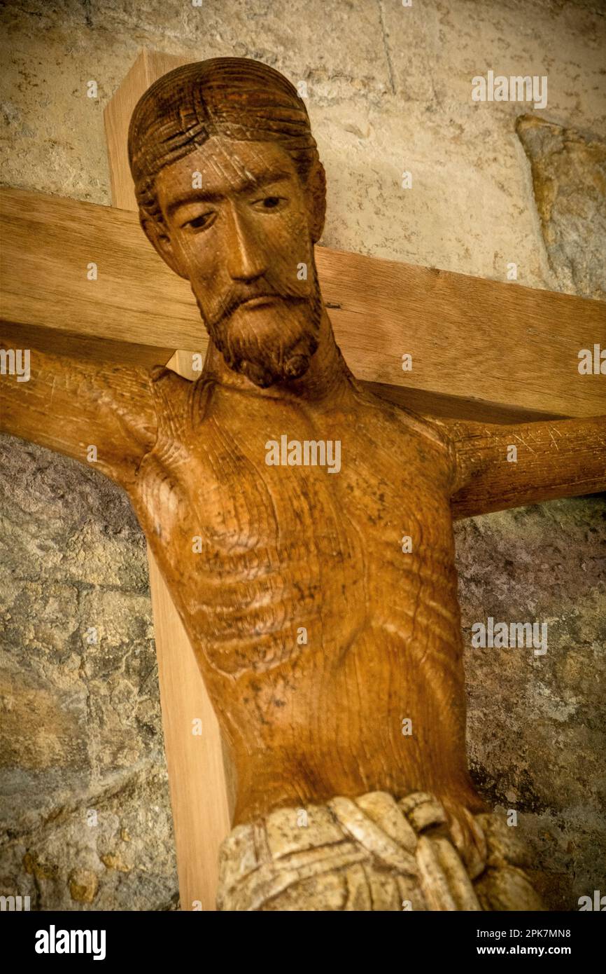 Norwich, Großbritannien, 5. April 2023 Crucifix in den Klöstern der Norwich Cathedral installiert. Der Korpus (die Figur Jesu) wurde von Handwerkern aus Holz geschnitzt Stockfoto