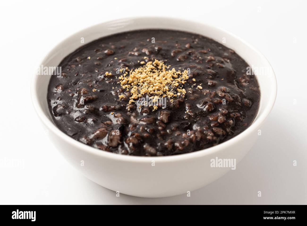 5-körniges schwarzes Sesam Congee auf weißem Hintergrund Stockfoto