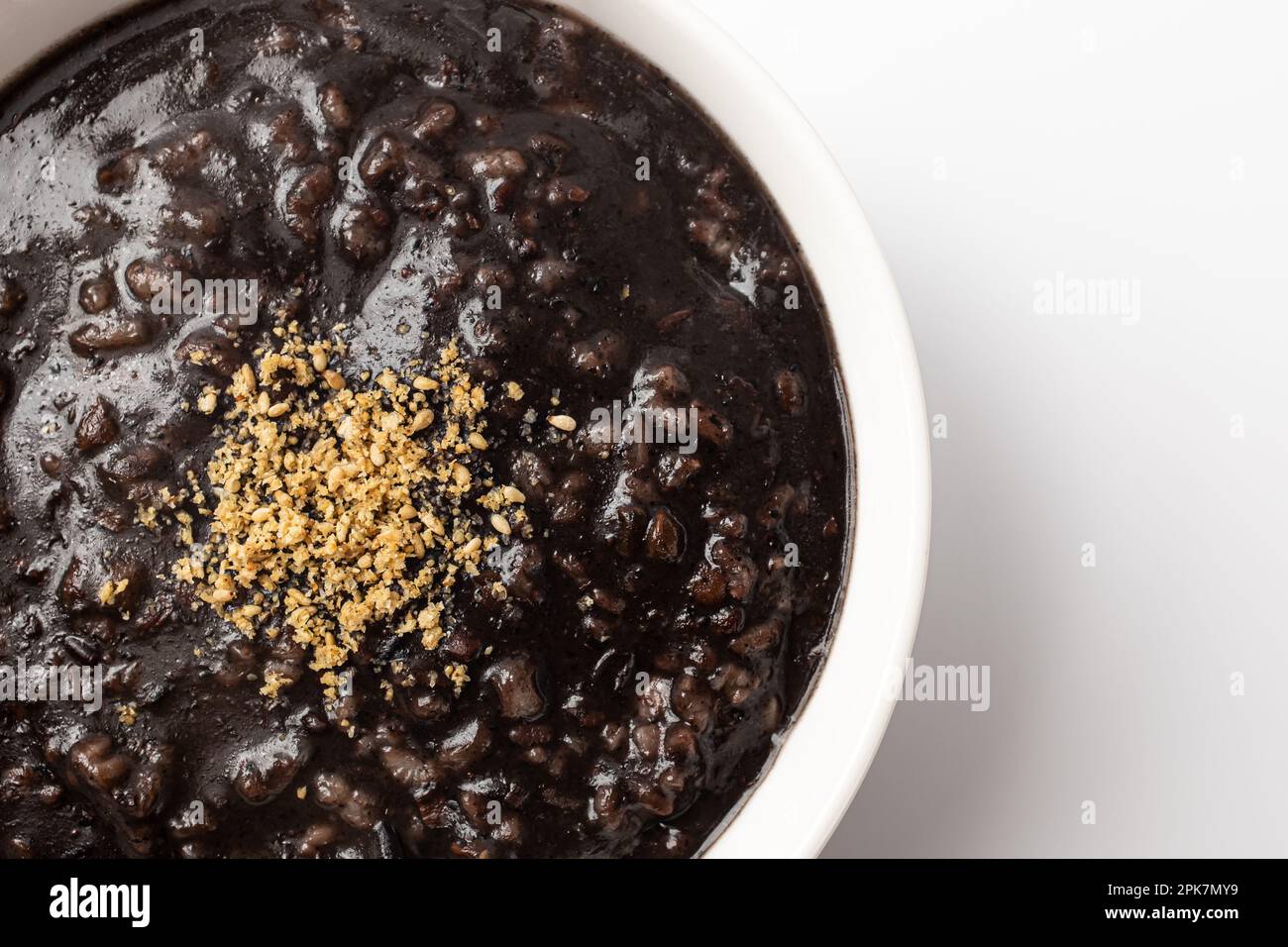 5-körniges schwarzes Sesam Congee auf weißem Hintergrund Stockfoto