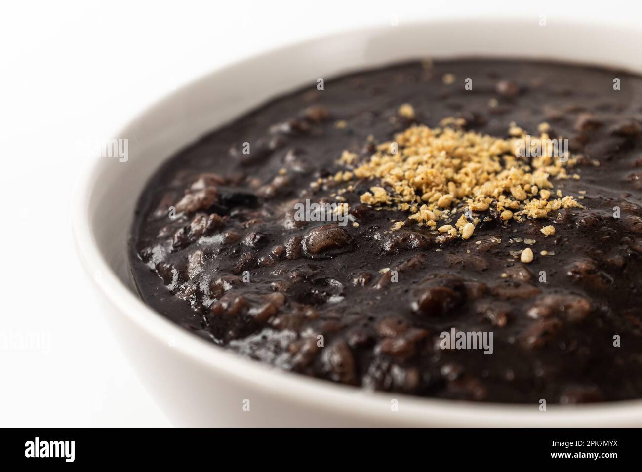 5-körniges schwarzes Sesam Congee auf weißem Hintergrund Stockfoto