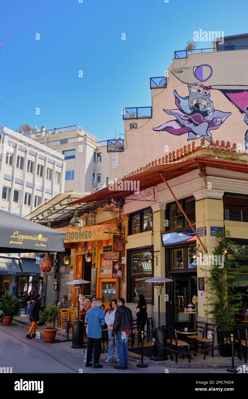 Gastfreundschaft im Plaka-Viertel von Athen im Frühling Stockfoto