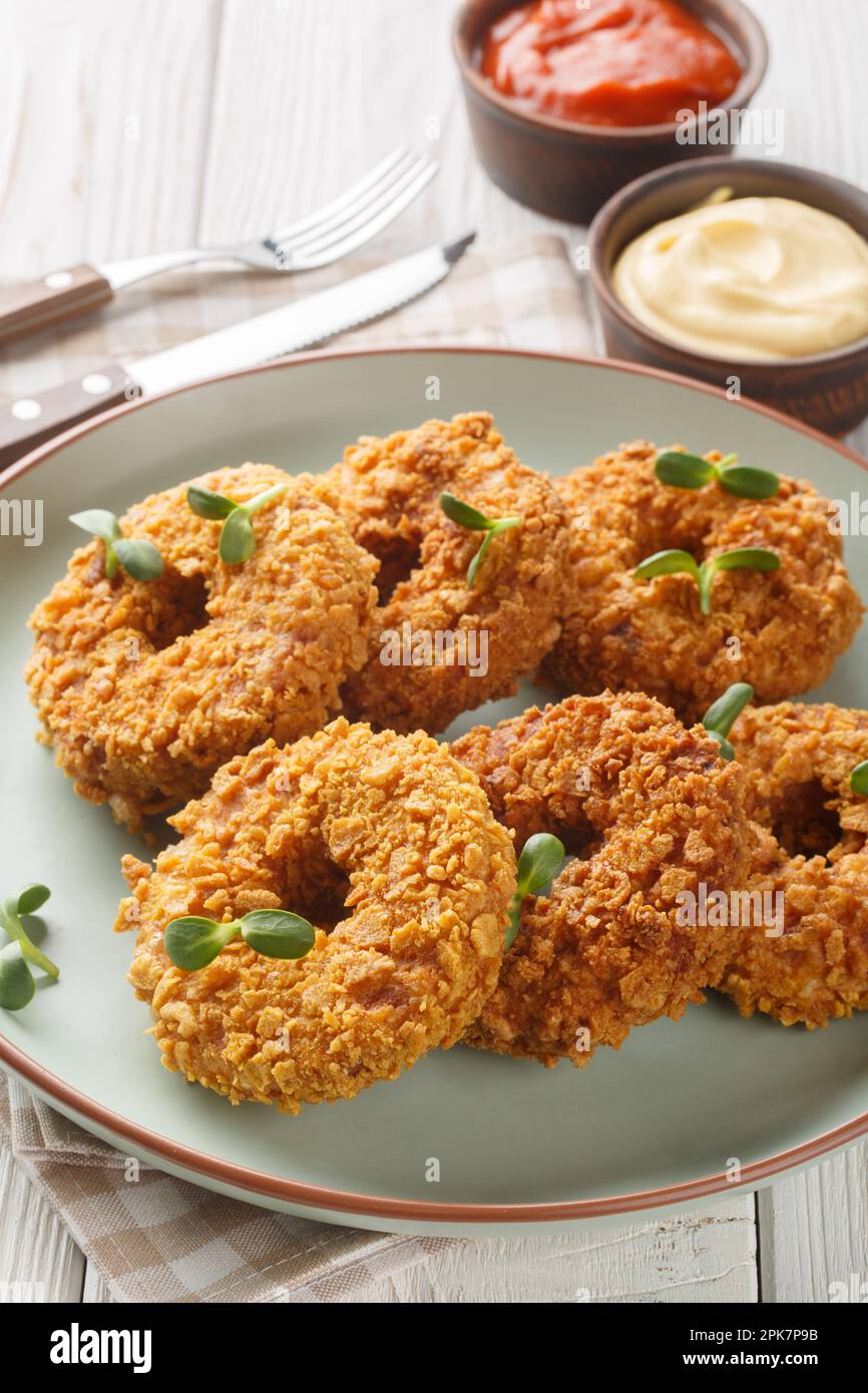Hähnchen-Donuts werden aus einer Mischung aus Hackfleisch, gekochten Kartoffeln, Zwiebeln und Karotten auf dem Teller auf dem Tisch hergestellt. Vertikal Stockfoto