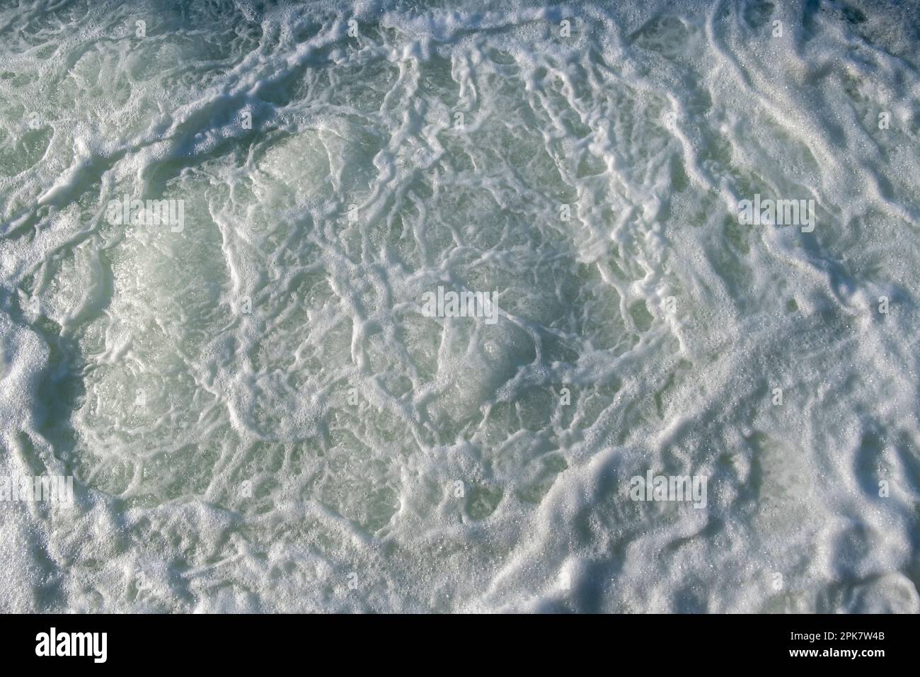 Die Oberfläche des tosenden Meerwassers, Blick von oben. Stockfoto