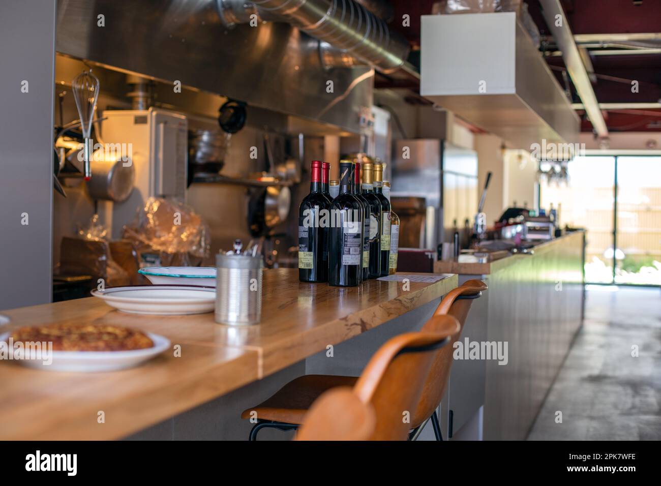 Eine Restaurantküche und eine Theke, Flaschen Rotwein. Stockfoto