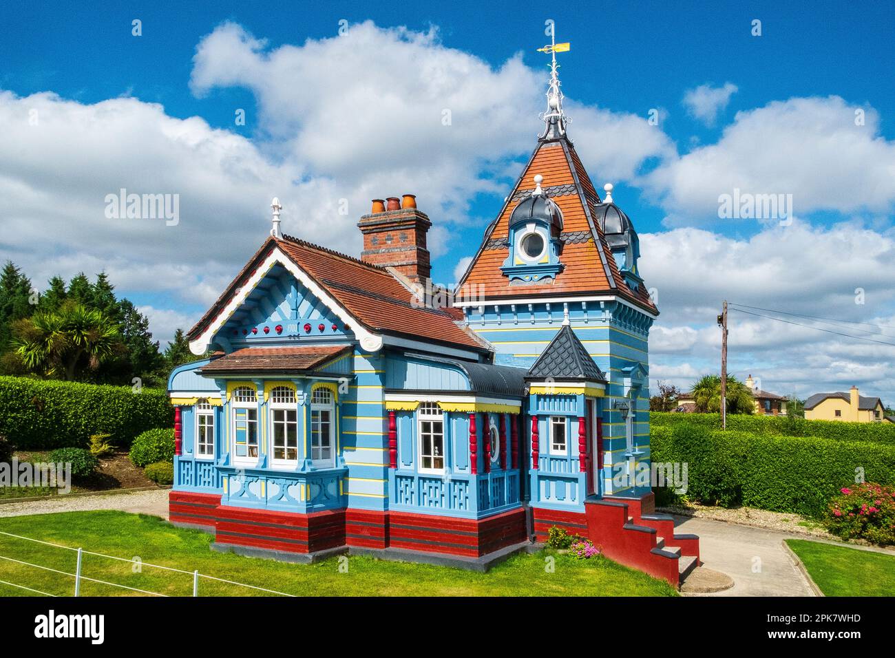 Das Doll's House ist eine farbenfroh bemalte Hütte am Eingang des Rathaspeck Manor in County Wexford Stockfoto