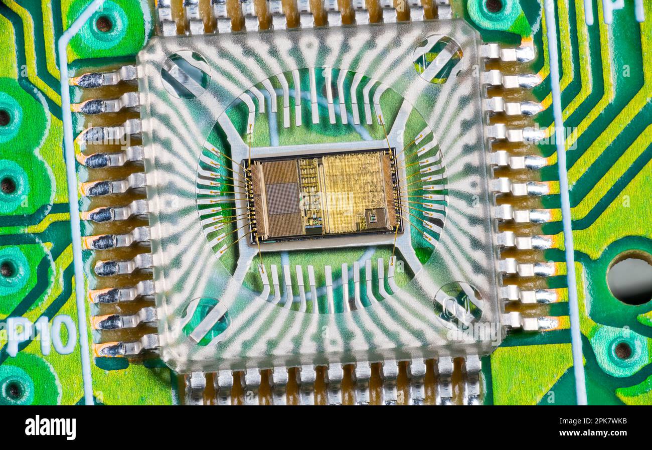 Vervollständigung der elektronischen integrierten Schaltungs-Matrize mit Fotodiodenarray und Golddrähten auf grüner Leiterplatte. Mikrochip im Bildsensor der optischen Computermaus. Stockfoto