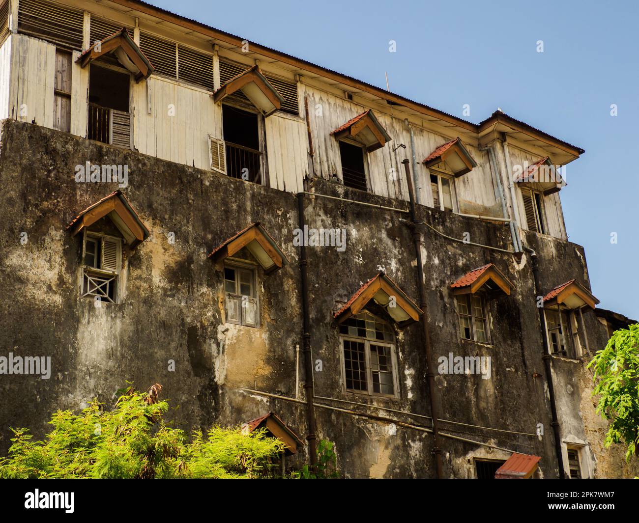 Stone Town, Sansibar - Februar 2021: Verfallene historische Gebäude in Stone Town, auch bekannt als Mji Mkongwe (swahili für "Altstadt"), ist der alte Teil Stockfoto