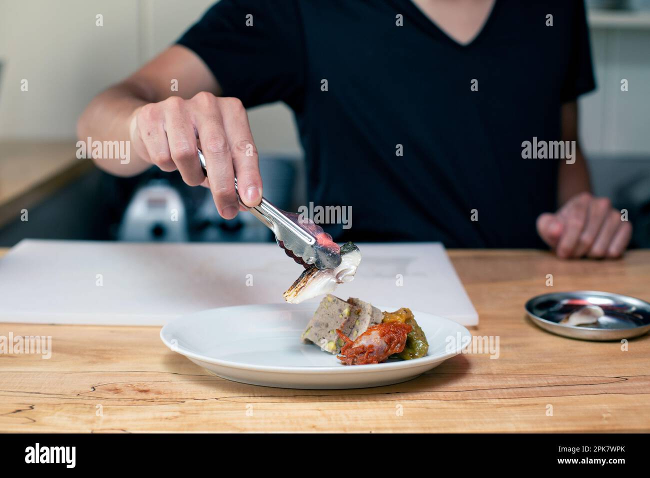 Ein Koch bereitet Tapas-Gerichte in einem Restaurant zu. Stockfoto