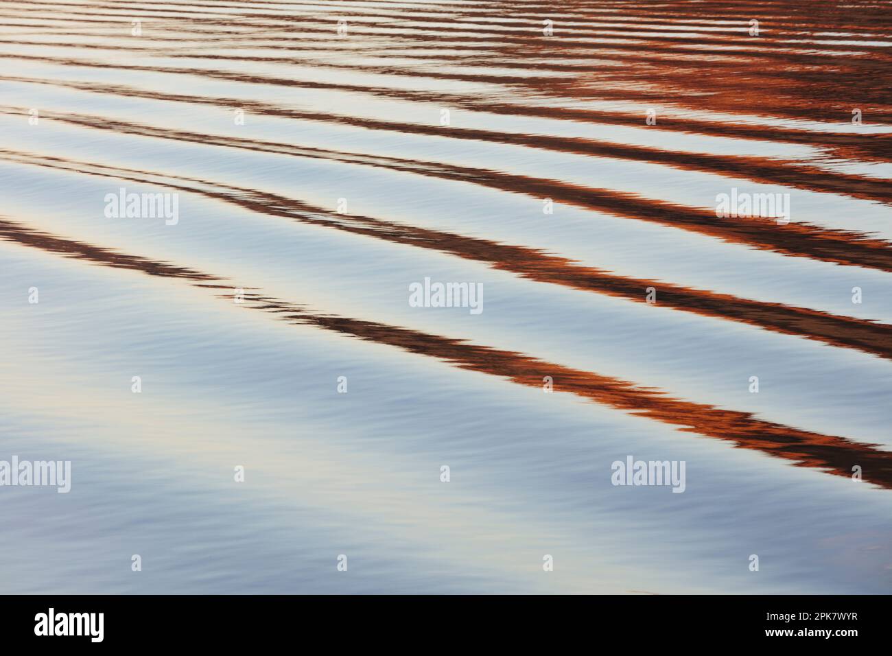 Flusswasseroberfläche Details, Reflexionen und Abstracts, Wellen und Muster. Stockfoto