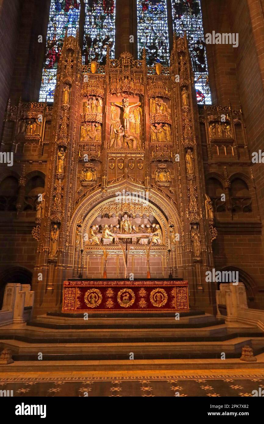 Hochaltar und mit Palmen gekleidete Reredos, im Innern der anglikanischen Kathedrale, St. James Mt, St. James Road, Liverpool, Merseyside, ENGLAND, GROSSBRITANNIEN, L1 7AZ Stockfoto
