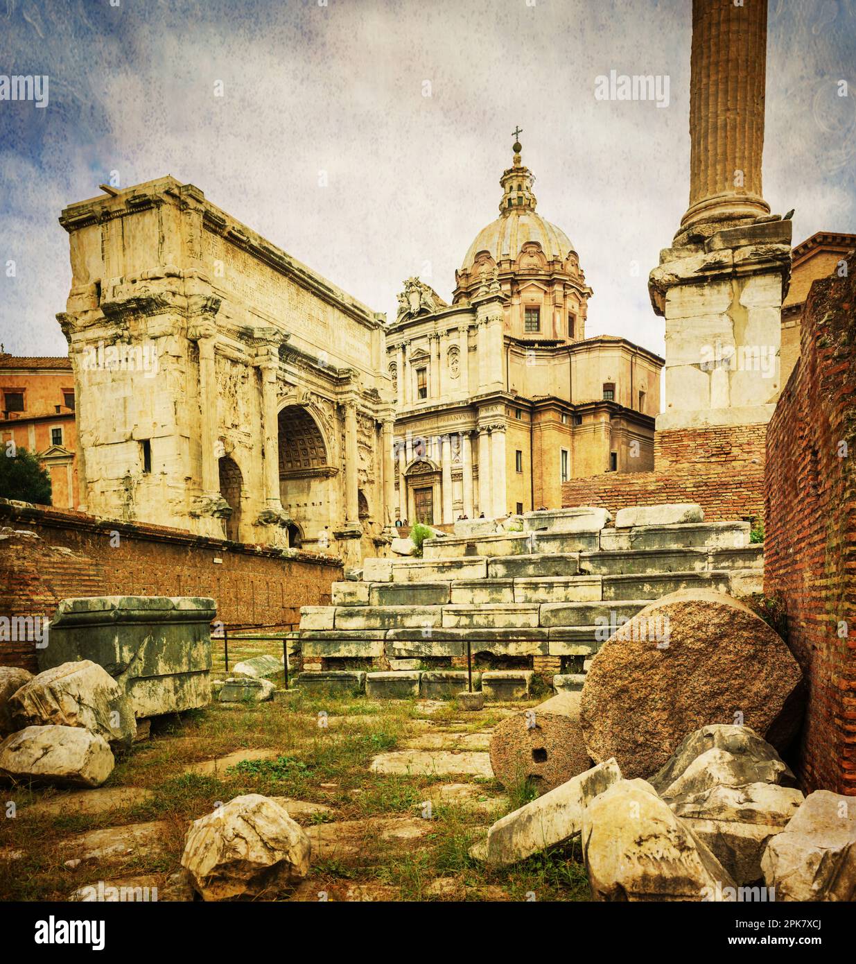 Septimius Severus Arch mit dem Rostrum und Chiesa Santi Luca e Martina martiri im Hintergrund, Rom, Italien. Stockfoto