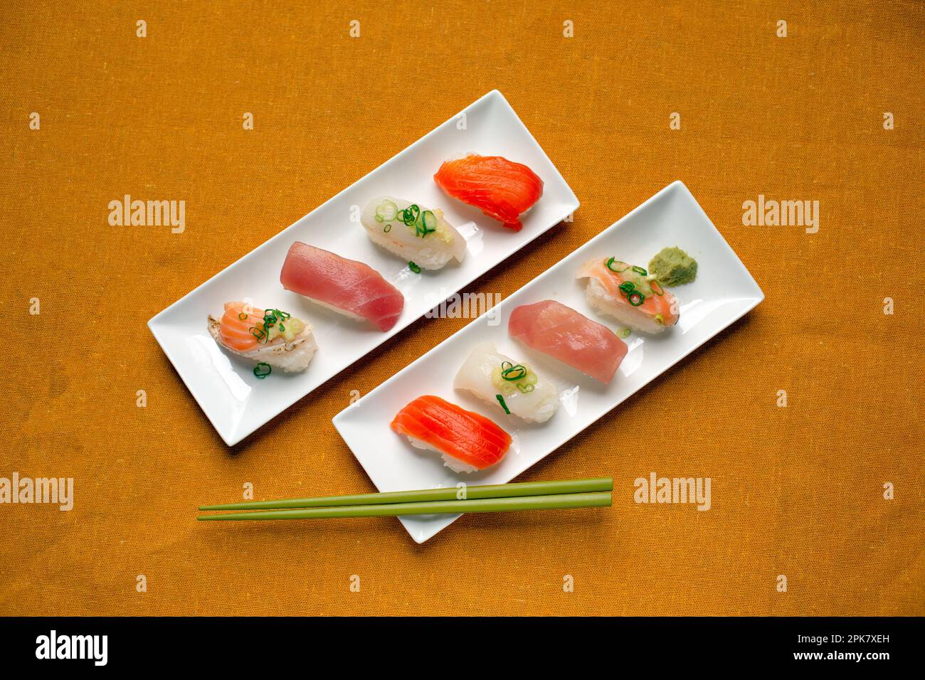 Sushi-Platte, eine Auswahl an rohem Fisch und Reissnacks mit Stäbchen. Stockfoto