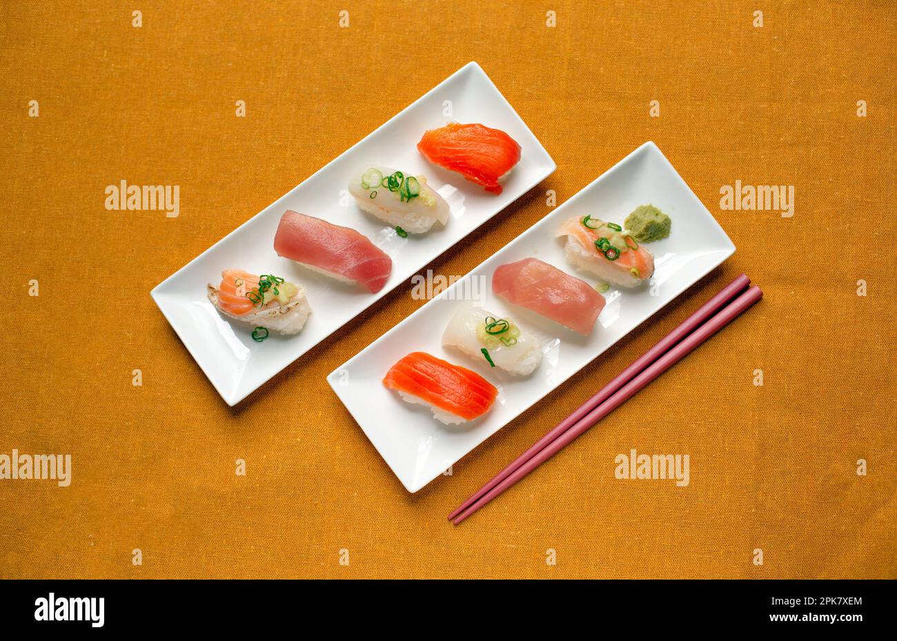 Sushi-Platte, eine Auswahl an rohem Fisch und Reissnacks mit Stäbchen. Stockfoto