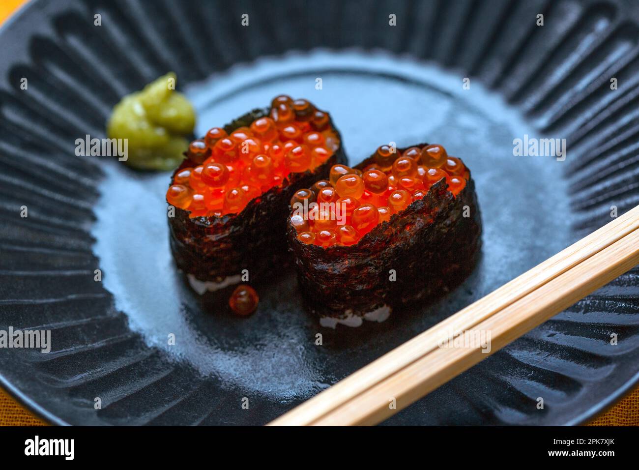Ein Gericht mit zwei Portionen Sushi, Reis in Algen mit Fischrogen verpackt. Stockfoto