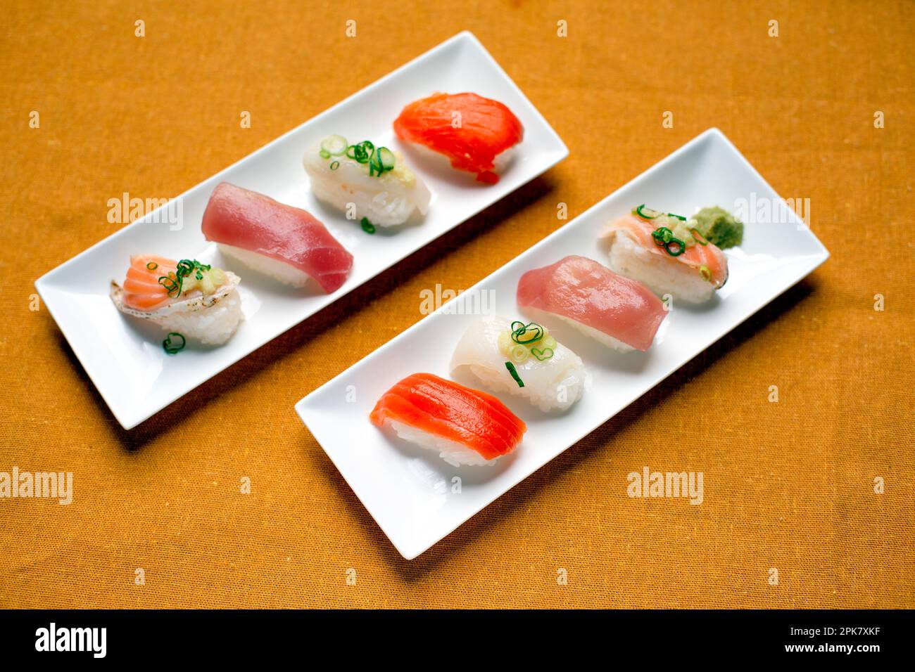 Sushi-Platte, eine Auswahl an rohem Fisch und Reissnacks mit Stäbchen. Stockfoto