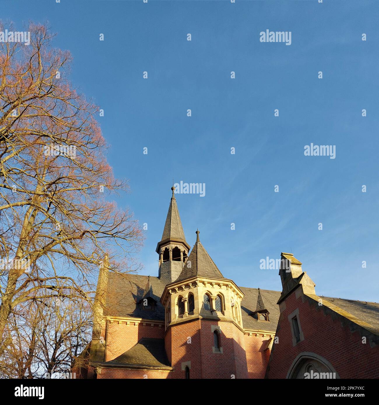 Deutsches Kapelldach im Sonnenlicht mit blauem Himmel. Stockfoto