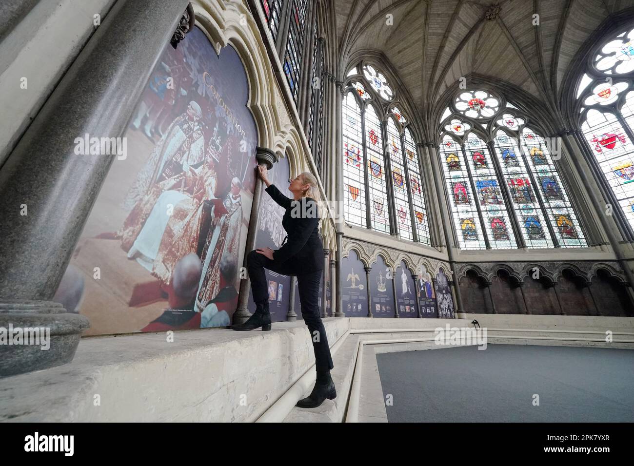 Abbey Kuratorin Dr. Susan Jenkins nimmt letzte Prüfungen an einer Krönungsausstellung im mittelalterlichen Kapitelhaus von Westminster Abbey vor. Die Ausstellung wird am 8. April 2023 eröffnet und verwendet historische Illustrationen und Archivfotografie, um Elemente des Krönungsdienstes zu enthüllen. Foto: Donnerstag, 6. April 2023. Stockfoto