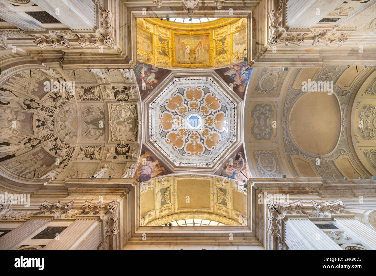 GENUA, ITALIEN - 7. MÄRZ 2023: Die Decke und Kuppel der Kirche Chiesa di san Pietro in Banchi mit dem vier Evangelisten von Paolo Gerolamo Piola Stockfoto