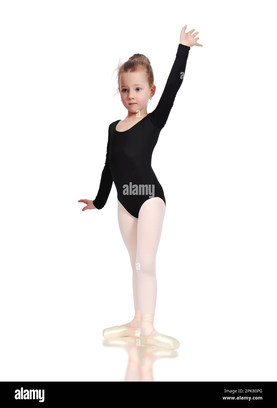 Kleine Ballerina in Pointe auf Boden stehen Stockfoto