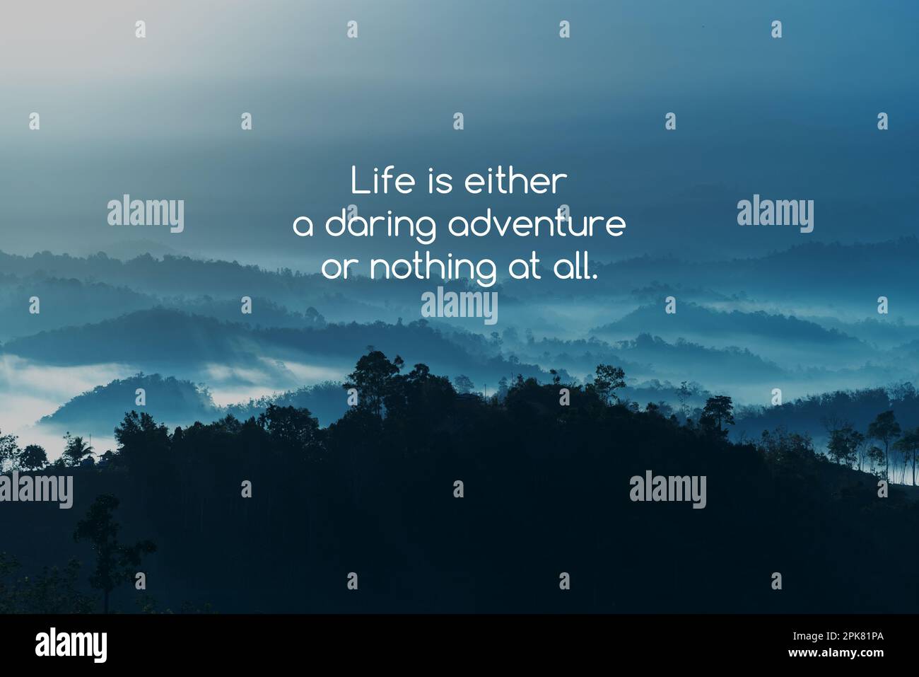 Bergkulisse mit inspirierendem Text – das Leben ist ein waghalsiges Abenteuer oder gar nichts. Stockfoto