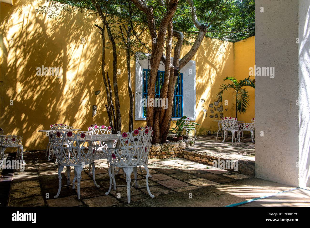 Wunderschöne Terrasse, um vor einer mexikanischen Hazienda mit Flaggen und typisch mexikanischer Dekoration Kaffee zu trinken, es ist ein Gebäude mit typischer Architektur und CO Stockfoto