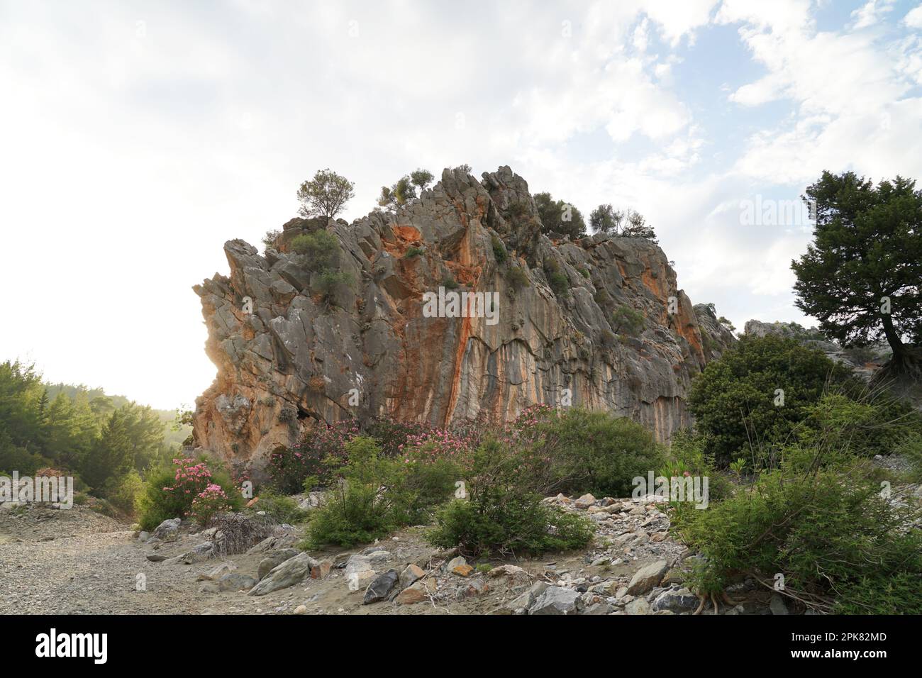 Schlucht auf Rhodos Griechische Insel Trockenfluss im Sommer Schlucht in Rhodos Griechenland Insel mit trockenen Fluss im Sommer Landschaft Landschaft Stockfoto