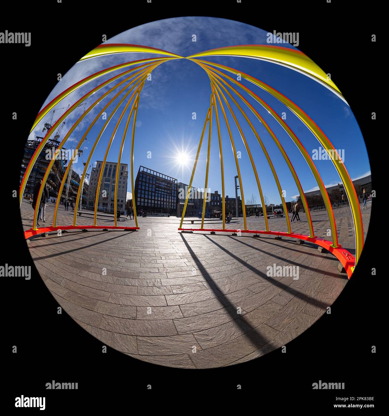 Temenos von der amerikanischen Künstlerin Liliane Lijn, Granary Square, Kings Cross, London Stockfoto