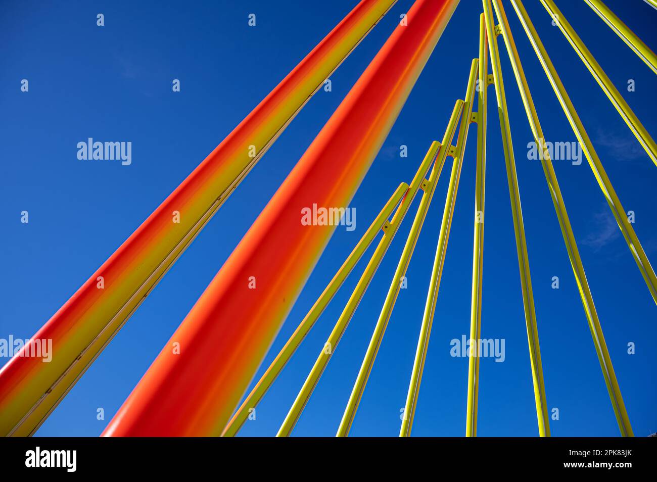 Temenos von der amerikanischen Künstlerin Liliane Lijn, Granary Square, Kings Cross, London Stockfoto