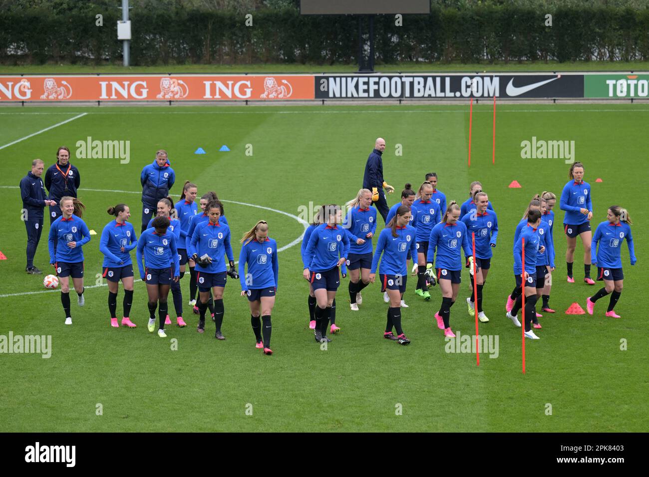 ZEIST - Holland Frauen beginnen sich am 6. April 2023 in Zeist, Niederlande, während eines Trainings der niederländischen Fußballnationalmannschaft aufzuwärmen. Die Orangen Löwen bereiten sich auf die internationalen Freundschaftsspiele gegen Deutschland und Polen vor. ANP GERRIT VAN KOLOLEN Stockfoto