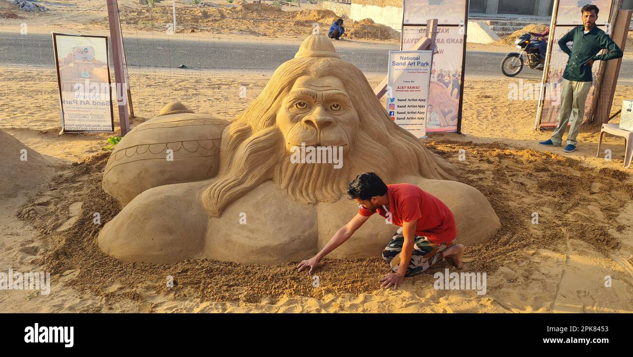 Pushkar, Rajasthan, Indien. 5. April 2023. Sandkunst von Lord Hanum, geschaffen vom Sandkünstler Ajay Rawat anlässlich des Hanuman Jayanti (Geburtstags) in Puschkar. (Kreditbild: © Sumit Saraswat/Pacific Press via ZUMA Press Wire/Alamy Live News) NUR REDAKTIONELLE VERWENDUNG! Nicht für den kommerziellen GEBRAUCH! Stockfoto