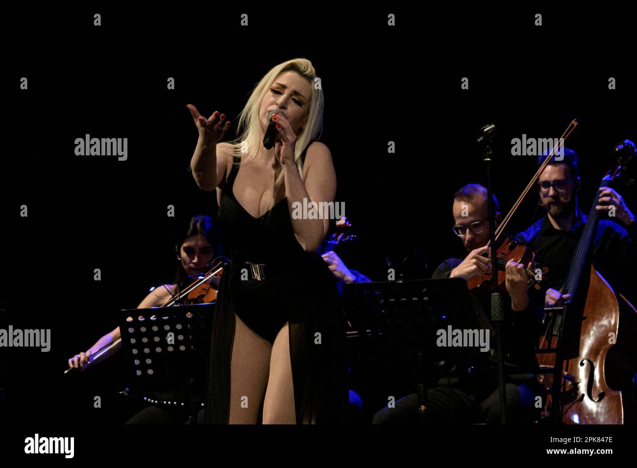 4. April 2023, Rom, Italien: Romina Falconi tritt am 4. April 2023 während des Live-Konzerts von ‘Insegnami la Vita Tour Teatrale 2023’ im Teatro Quirino in Rom auf (Kreditbild: © Roberto Bettacchi/Pacific Press via ZUMA Press Wire) NUR REDAKTIONELLE VERWENDUNG! Nicht für den kommerziellen GEBRAUCH! Stockfoto