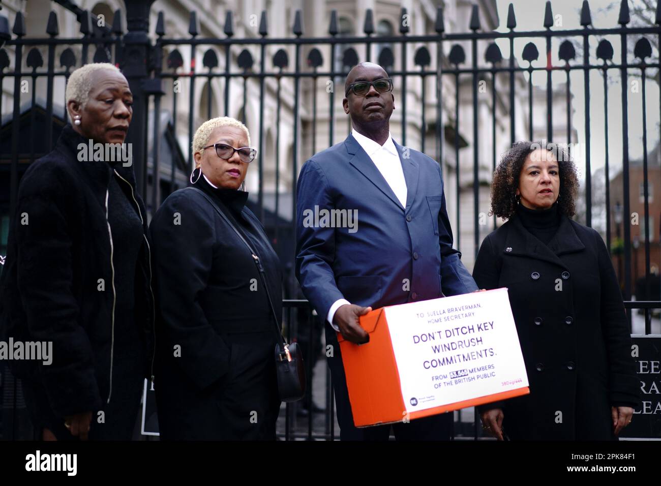 Windrush-Aktivisten (von links nach rechts) Janet McKay-Williams, Glenda Caesar, Patrick Vernon und Dr. Wanda Wporska vor Downing Street, London, bevor sie eine Petition an Innenministerin Suella Braverman übergaben, die Versprechen ihres Vorgängers einzuhalten, alle Empfehlungen des unabhängigen Williams-Berichts umzusetzen. Foto: Donnerstag, 6. April 2023. Stockfoto